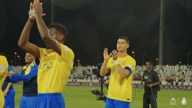 Al-Nassr comemora vitória no final com torcedores; assista