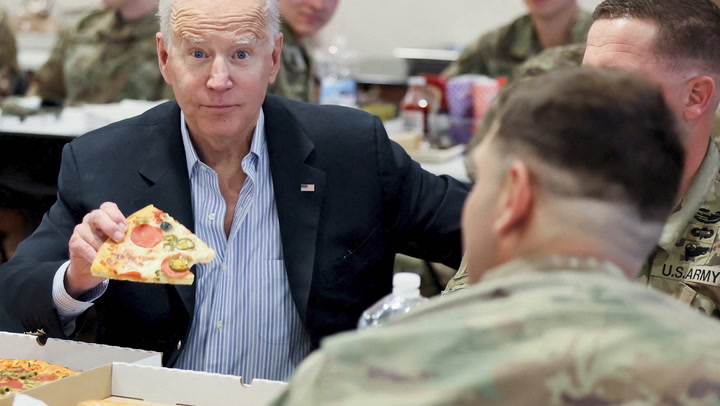 Mientras compartía pizzas con los soldados, Biden recordó una anécdota de su hijo