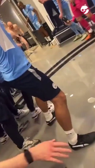 El descontrolado festejo de Pep Guardiola en el vestuario del Manchester City