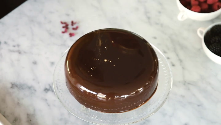 Festlig chokladmoussetårta med mirror glaze