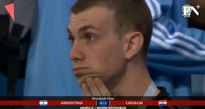 Las caras de decepción en los hinchas argentinos después de la derrota ante Croacia
