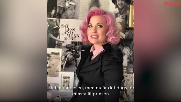 Lilla Hjärtats fostermamma Melinda Jacobs visar upp fotoväggen