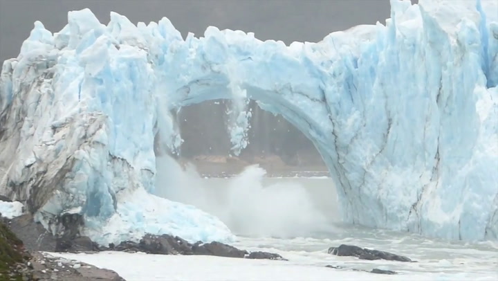 La caída del puente del glaciar Perito Moreno, una explosión de belleza