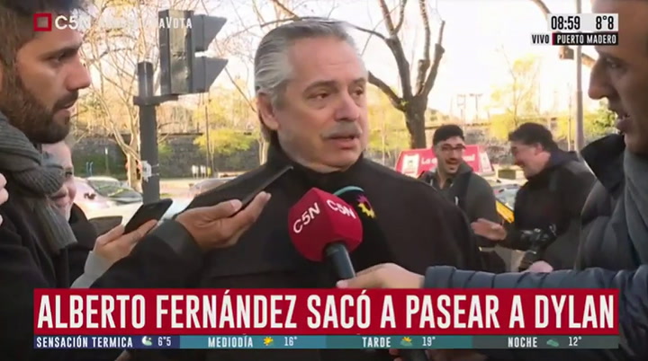 Alberto Fernández habló con la prensa después de pasear a Dylan - Fuente: C5N