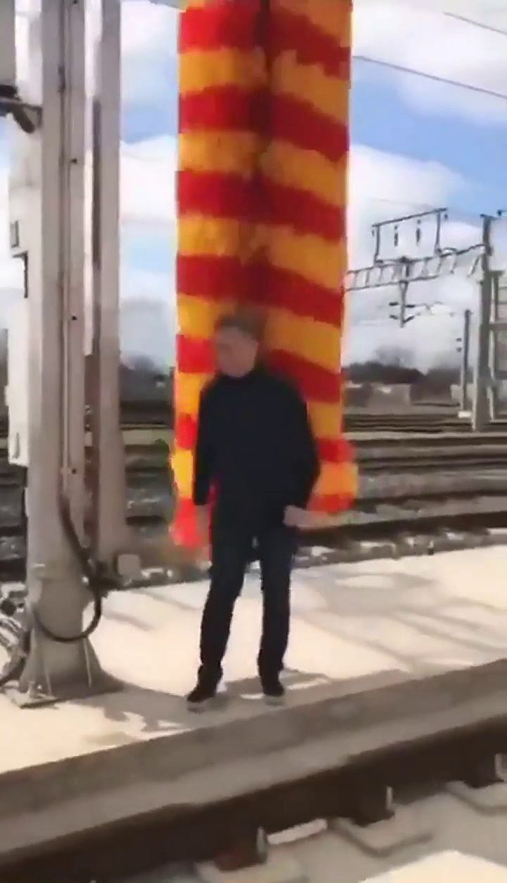 Macri juega con un cepillo para trenes - Fuente: Twitter