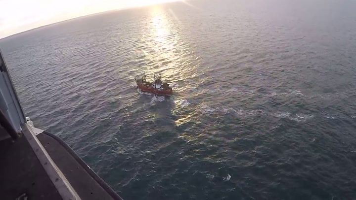 Aeroevacuación del tripulante de un barco pesquero a 93 kilómetros de la costa de Chubut