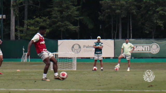Endrick anota golaço de cavadinha em treino do Palmeiras