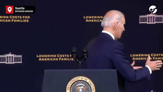 Joe Biden finalizó su discurso e intentó saludar a la gente de detrás, pero se dio cuenta de que no había nadie