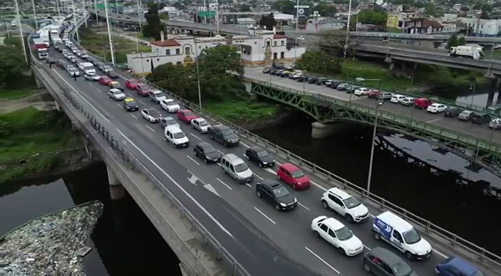 Colas de autos kilométricas en los accesos a la ciudad - Crédito: Daniel Jayo