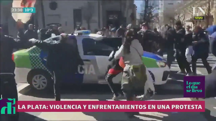 El momento exacto en que un patrullero atropella a un manifestante en La Plata