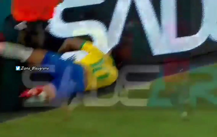 La caída de Neymar tras el choque con Sanchez y su posterior golpe contra la cartelera. Fuente: TW