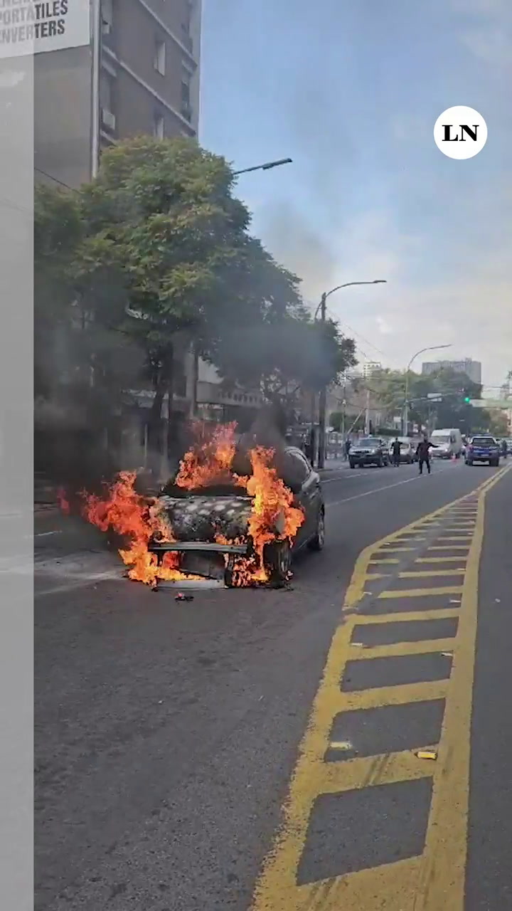 Vicente López: un auto se incendió en plena Avenida del Libertador