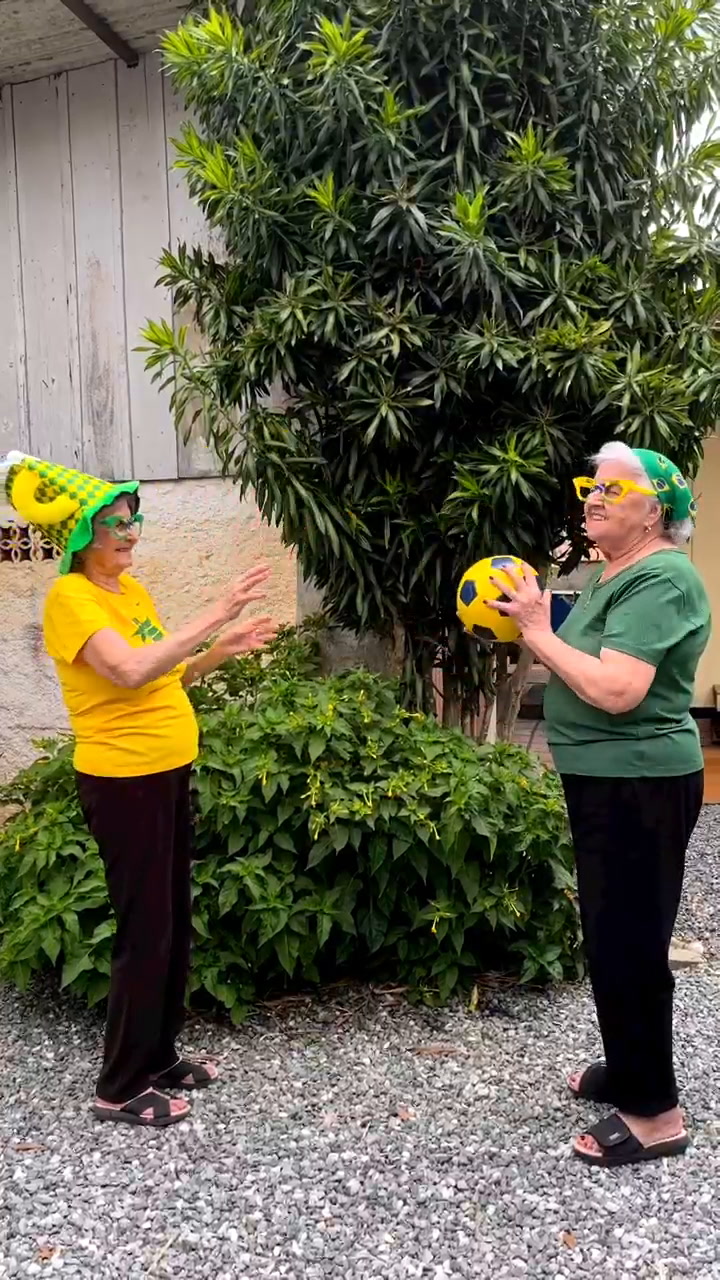 Las abuelas alentaron a la selección brasileña durante el Mundial (Video: IG @voetita)