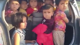 Llevaba 25 niños en el interior de un coche