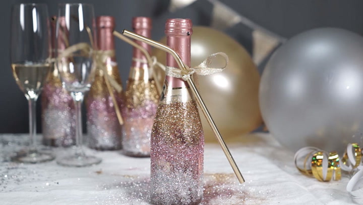 Glittriga miniflaskor till nyårsfesten