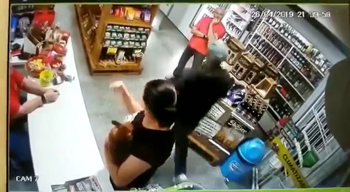 Una comerciante mató a un ladrón que quiso robar en su negocio - Fuente: YouTube