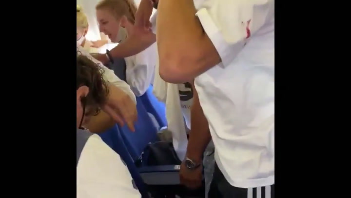 Batalla campal en un vuelo a Ibiza por dos borrachos sin tapabocas