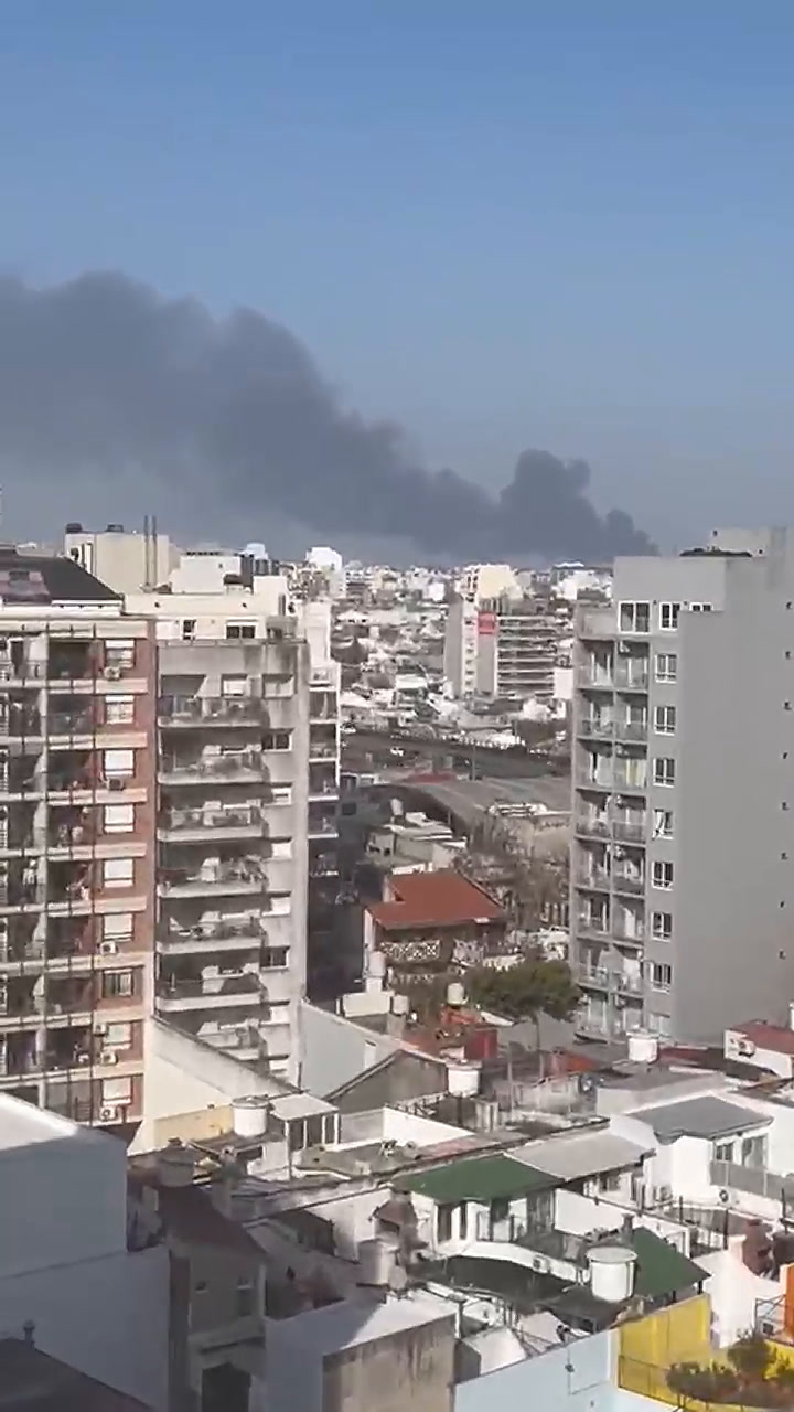 El incendio en una central de colectivos en Avellaneda, visible desde Caballito