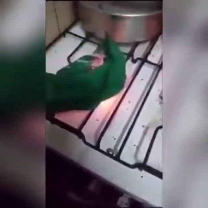 Una madre quemó en la hornalla el pañuelo verde de su hija - Fuente: Youtube