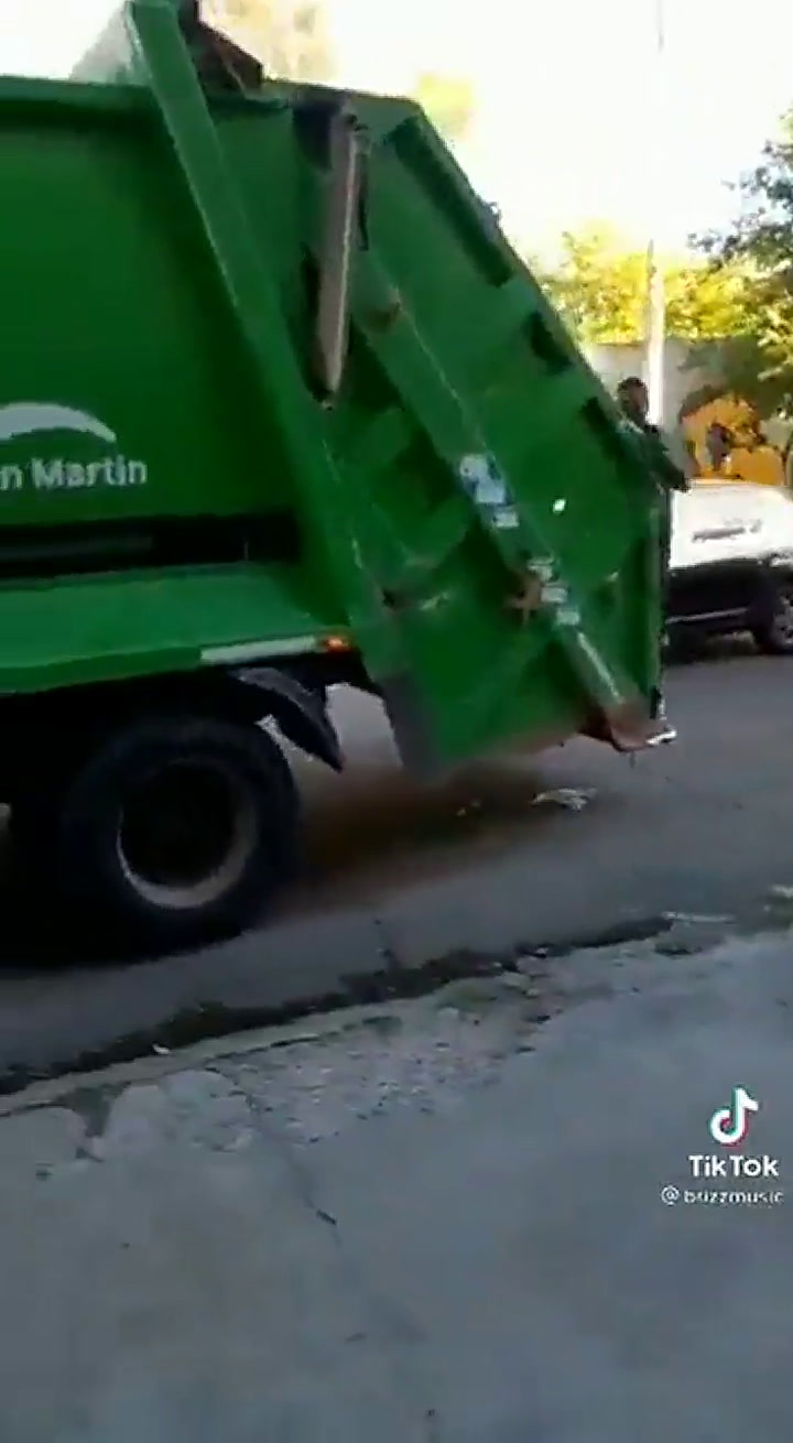 La “ingeniosa” idea de un recolector de basura: se refrescó en una pelopincho de la vereda