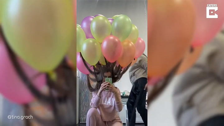 El extravagante peinado hecho con una docena de globos de helio que se viralizó