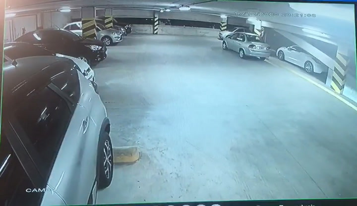 El momento en que estacionan el VW Golf tras haber atropellado y matado a un niño en Flores
