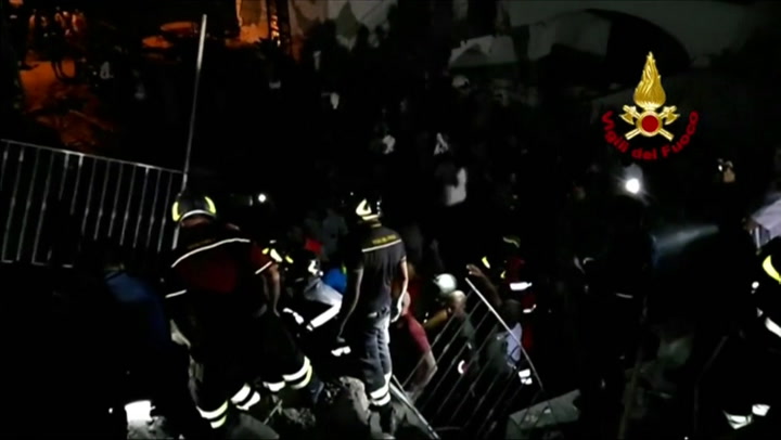 Terremoto en Italia: bomberos rescatan con vida a una persona que había quedado enterrada bajo los e