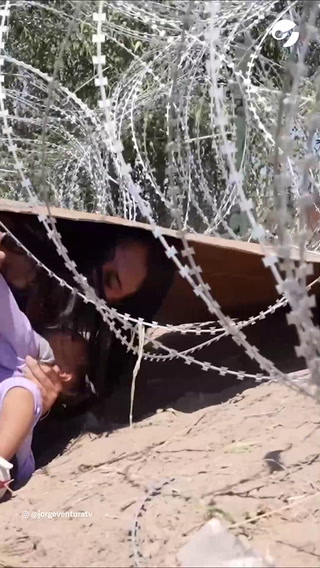 Una familia venezolana cruza a su beba entre alambre de púas para entrar a Estados Unidos