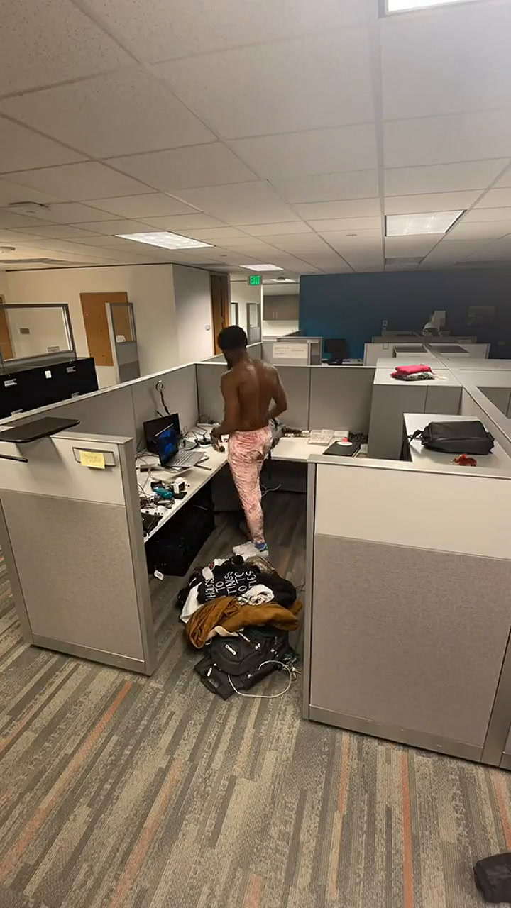Hombre se instaló a vivir en la oficina