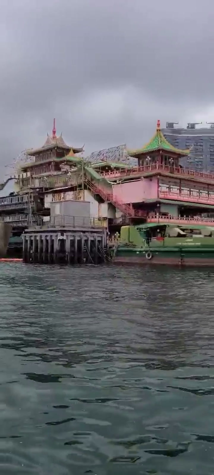El restaurante flotante más grande del mundo y un hito de Hong Kong se hundió en el mar