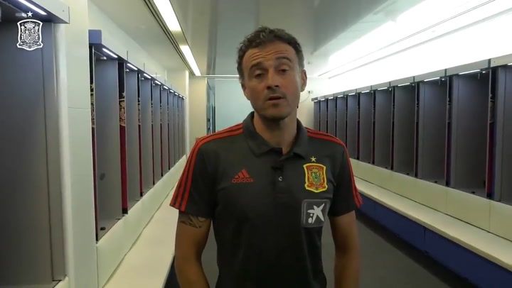 Luis Enrique publicó un video colgando las camisetas de los convocados en el vestuario - Fuente: TW