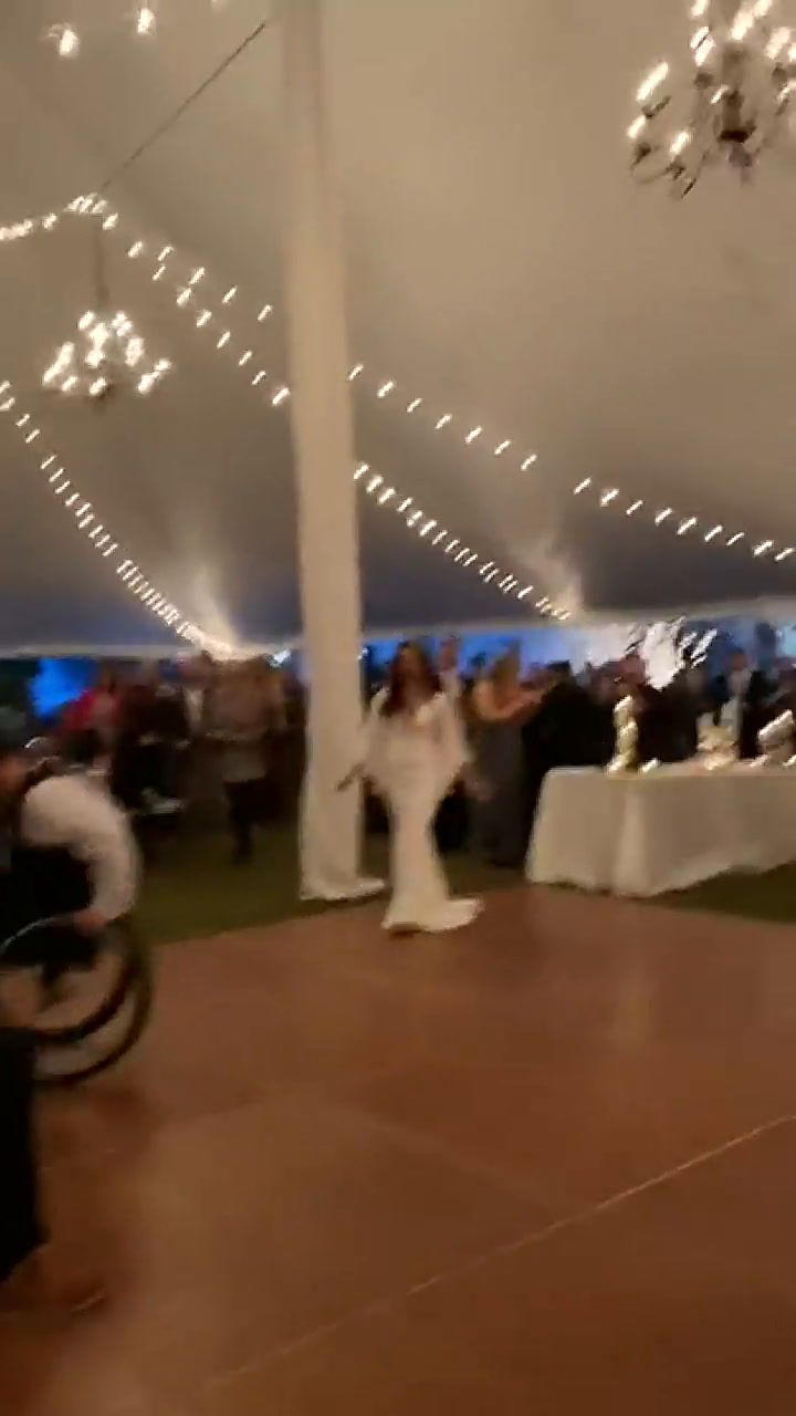 Sus amigos lo ayudaron para que bailara en su boda sin la silla de ruedas
