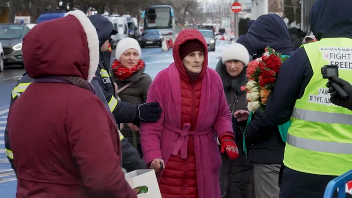 Rumanos reciben a refugiadas con flores del Día de la Mujer