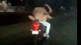 Video: Motorsykkelstunt sjokkerer 