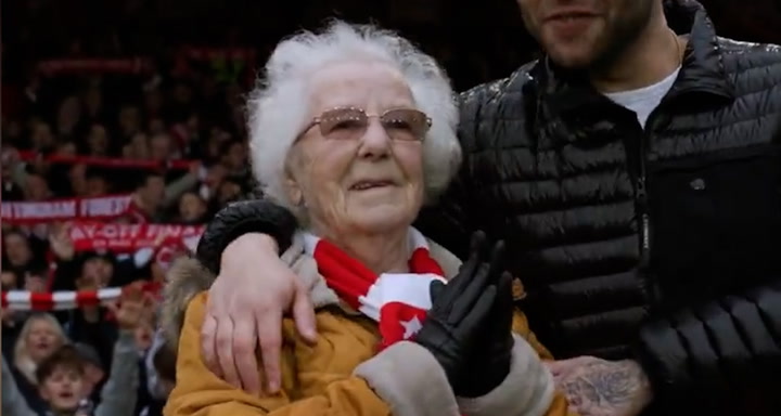 Lifelong Nottingham Forest fan who lost eyesight fulfils wish of hearing 'Mull of Kintyre'