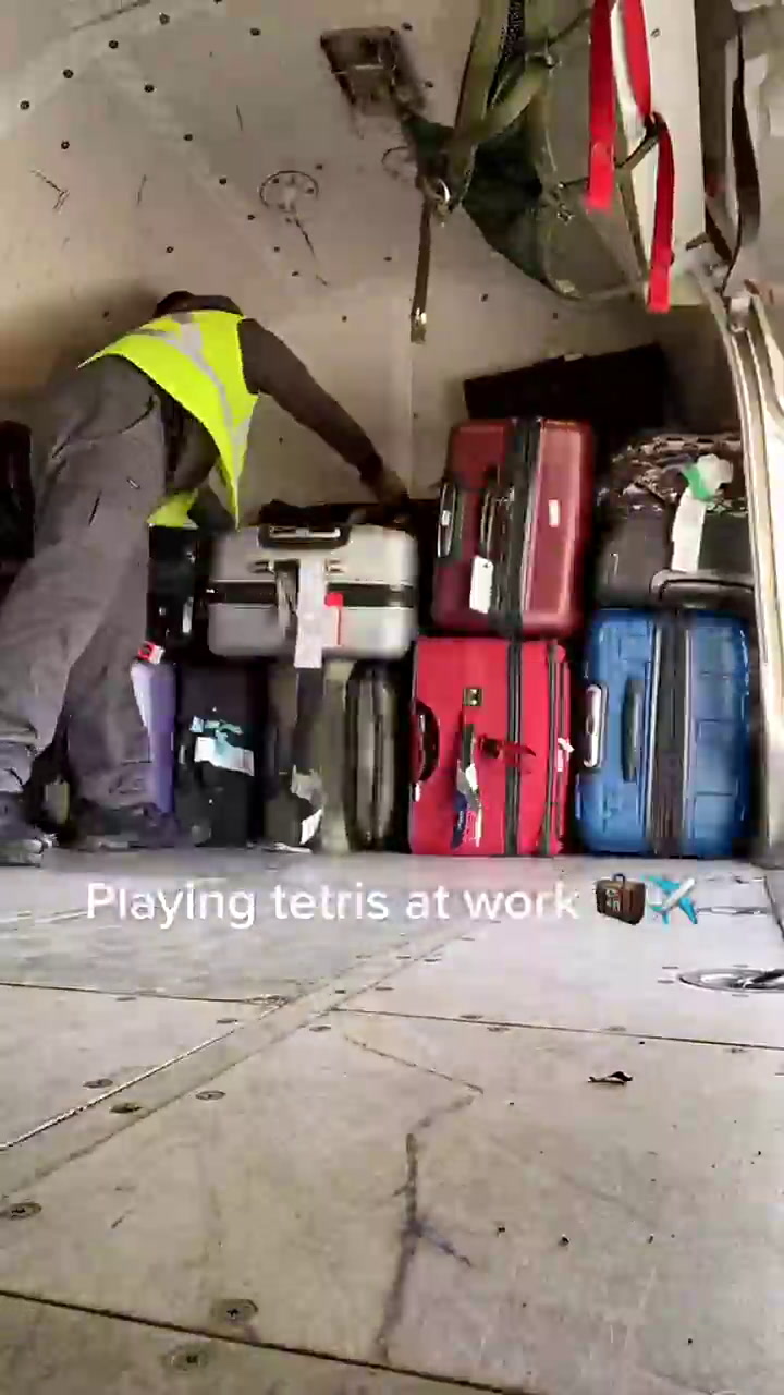 Un trabajador de un aeropuerto mostró cómo “juega al Tetris” con el equipaje