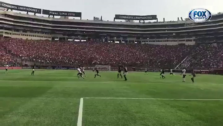 El gol de Santos Borré visto desde atras del arco, para poner en ventaja a River. Fuente: Fox Sports