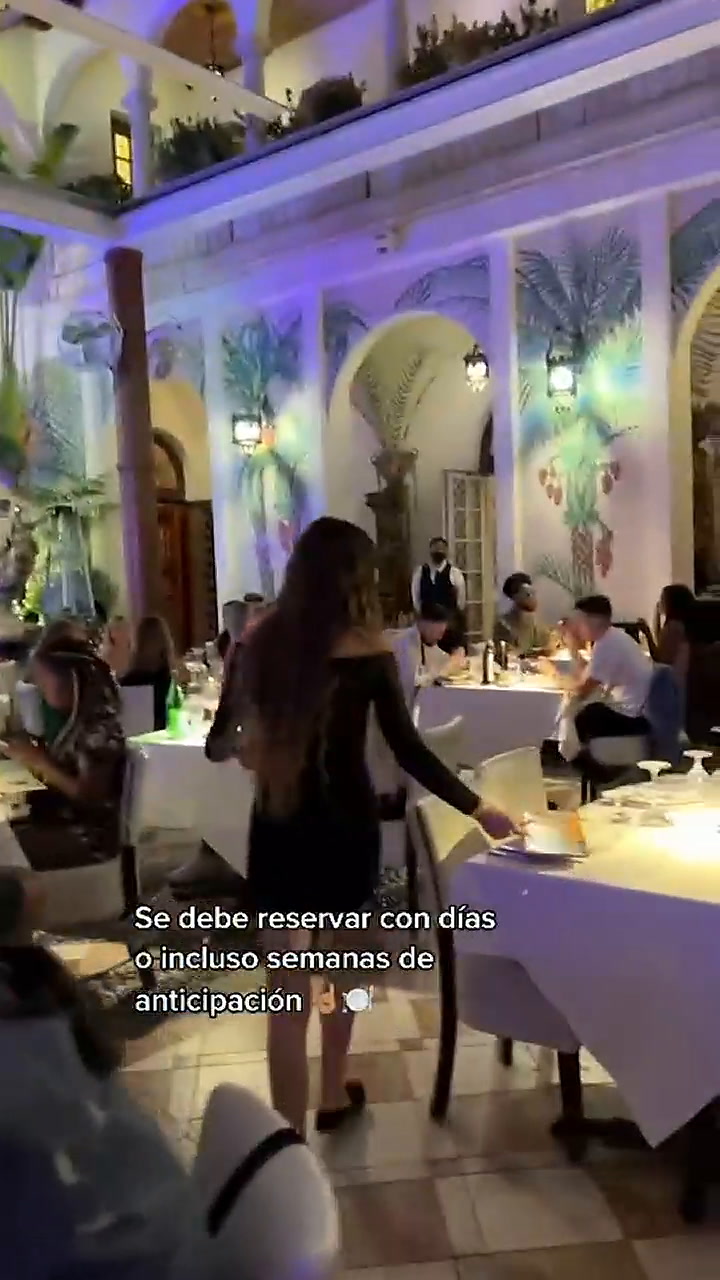 Luisito Comunica brinda su crítica acerca del restaurante de Versace en Miami