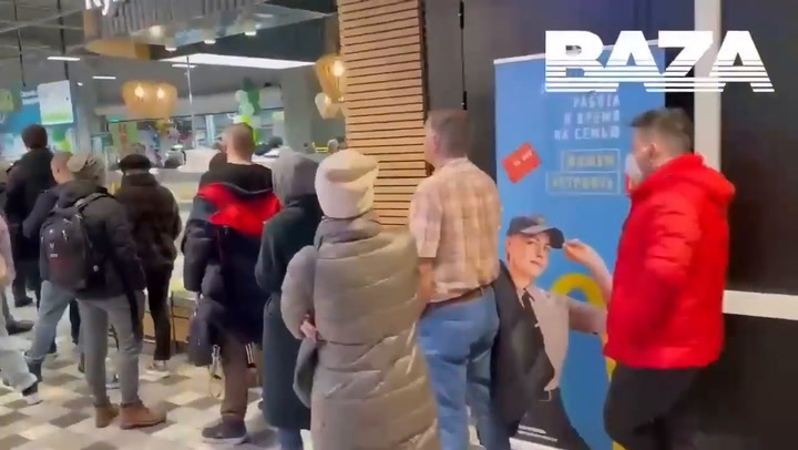 largas filas en los cajeros automáticos de Moscú para retirar dinero en la madrugada