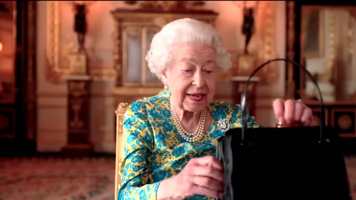 La reina Isabel II participó de un divertido sketch y sacó un sándwich de su bolso