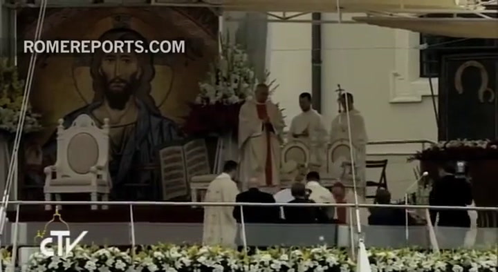 El Papa Francisco se cae durante la Misa en Czestokowa