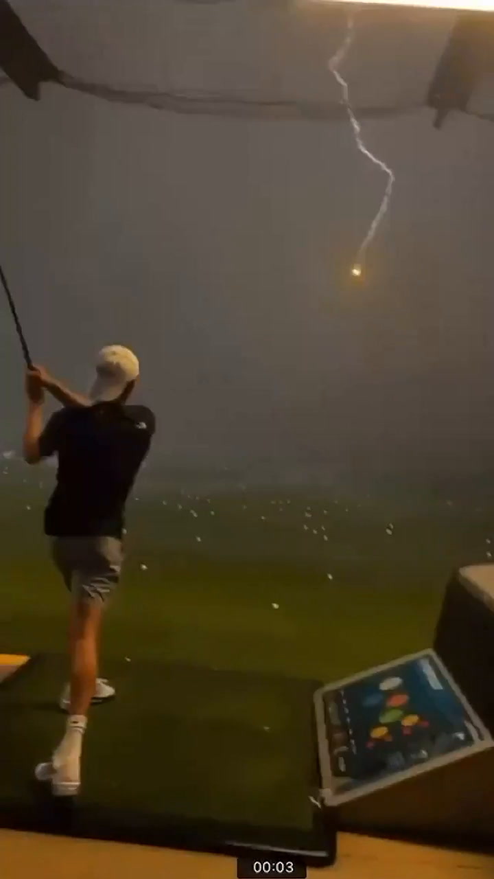 Un rayo alcanzó una pelota de golf en pleno vuelo