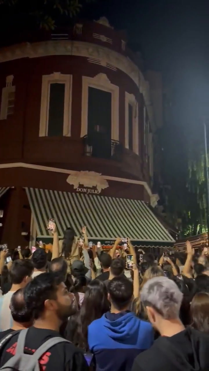 Cientos de hinchas coparon la entrada de una parrilla donde Messi cenaba con su familia