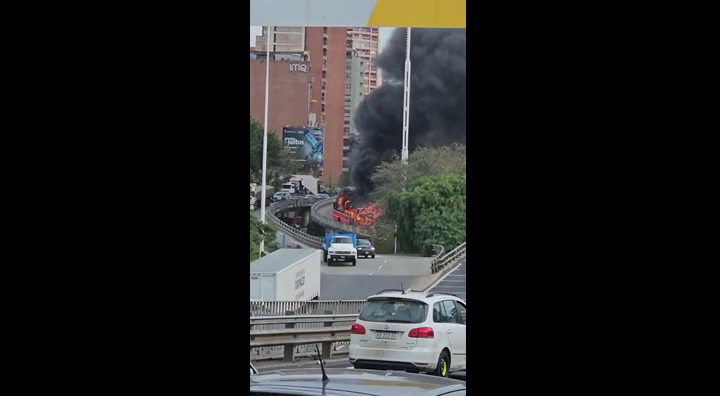 Se incendia un colectivo escolar en la General Paz bajada a Libertador