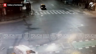 Callao y Corrientes: un auto chocó con otro y quedó incrustado dentro de un bar