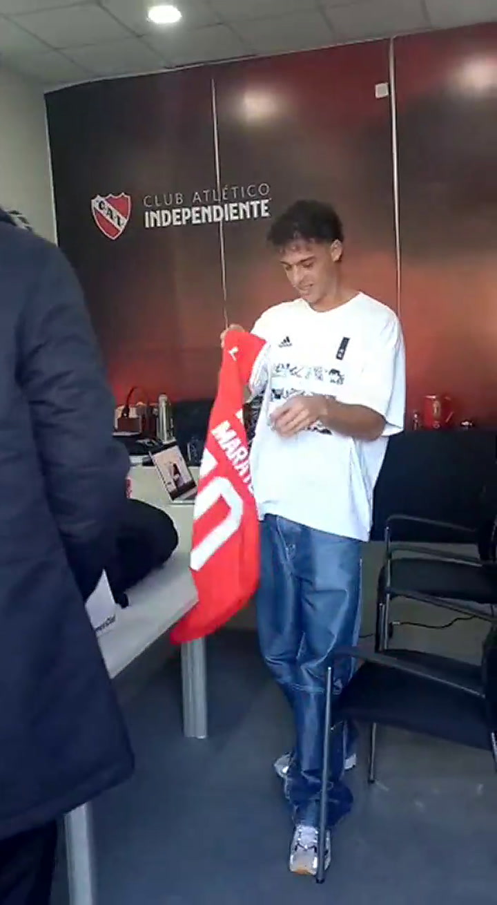 Santiago Maratea ya llegó a Independiente para la colecta y fue presentado con una camiseta
