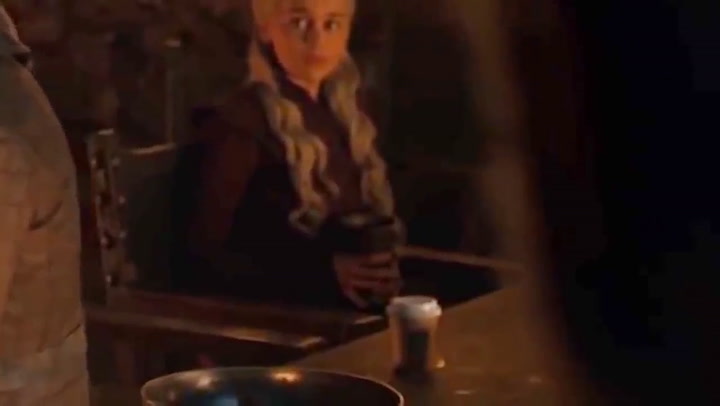 Una taza de Starbucks en Winterfell - Fuente: YouTube