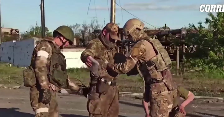 Cómo fue el momento en que los combatientes ucranianos abandonaban Azovstal