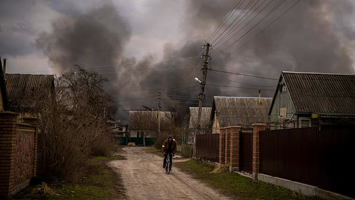 Rusos intensifican bombardeos mientras se acercan a Kyiv