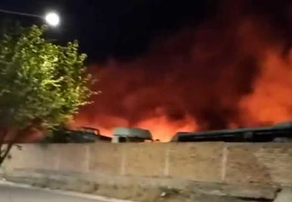 Un incendio afectó una playa de infractores de tránsito en Mendoza y evacuaron a 40 familia
